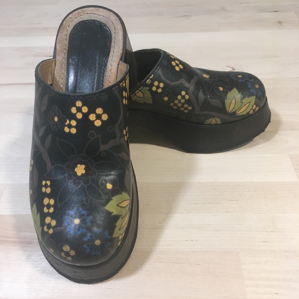 Candies Vintage Chunky Floral Clogs US Size 6